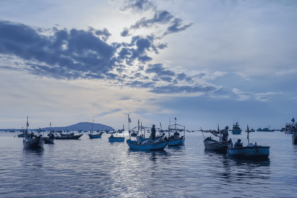 Quang cảnh thuyền thúng nhộn nhịp tại Làng Chài Mũi Né